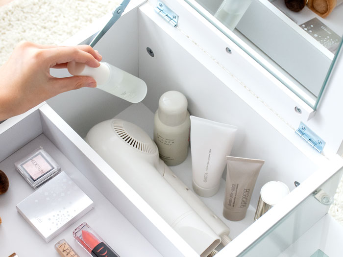 大小さまざまな物が収納できる、メイク・ヘア用品収納